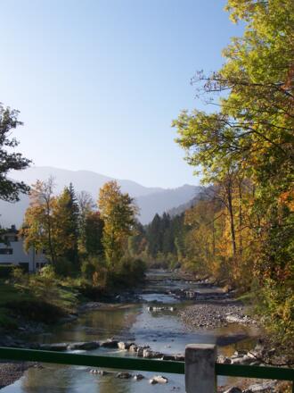 Weißachau beim Bergsteigerdorf Kreuth mit Blick zu den Blaubergen