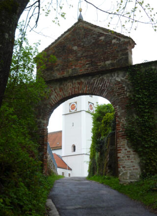 Durch ein Steintor gelangt man auf den Klosterhof vor der ehemaligen Stiftskirche in Rottenbuch.