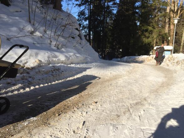 Übergang beim Wertstoffhof, Abfahrt leicht hängend, Splitt