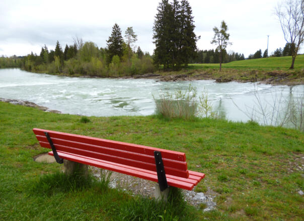 Auf der anderen Seite der Lechbrücke locken zahlreiche Bänke am Ufer des Lechsees zum Verweilen.