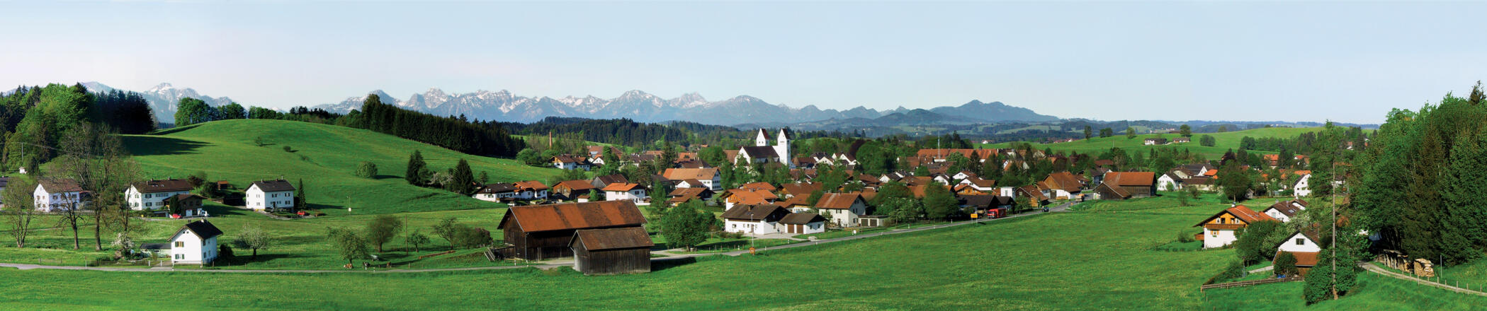 Herrliches Panorama in Steingaden vor den Alpen