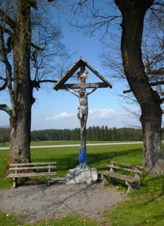 Großes Wegkreuz mit Bänken wenig nördlich der Wieskirche.