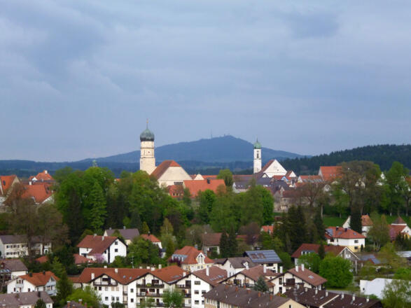 Höhenweg oberhalb von Schongau mit wunderschönem Blick über die Stadt - im Hintergrund der Hohe Peißenberg.