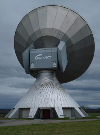 Ganz nah führt der Weg an den überdimensionalen Antennen vorbei, mittels derer der Kontakt zu den Satelliten hergestellt wird.