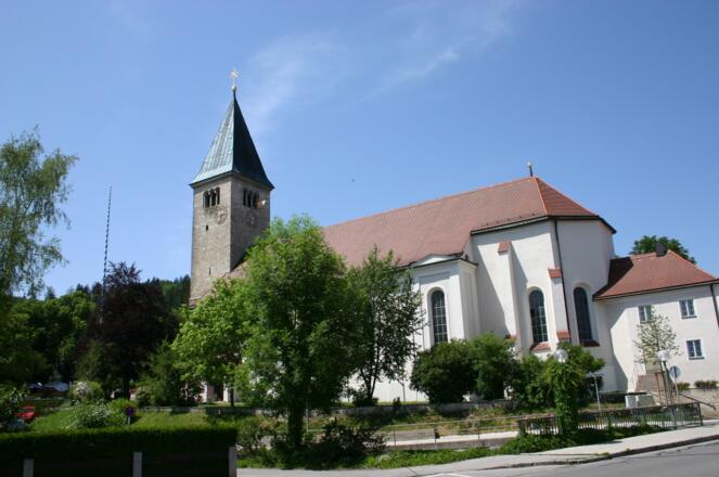 Die Kirche St. Michael am Hauptplatz in Peiting