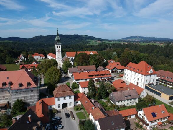 Ortskern von Rottenbuch mit dem ehemaligen Augustier Chorherrenstift im Hintergrund