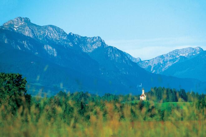 Die Kreuzberg Kirche mit dem Säuling im Hintergrund