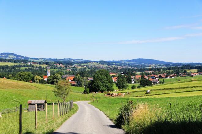 Blick auf Prem mit dem Auerberg im Hintergrund (rechts)