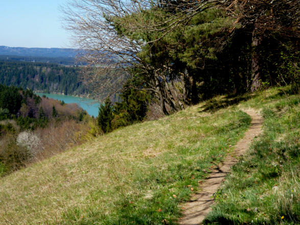 Vom Kalvarienberg geht es über schmale Pfade hinunter in Richtung Süden.