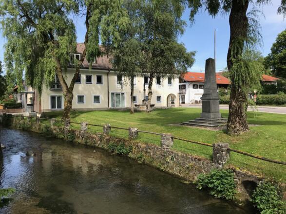 Ortsmitte mit Rathaus von Altenstadt