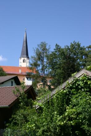 Blick hinauf zum Ortskern Dietersburg.