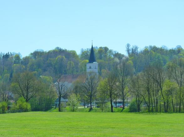 Blick auf die Pfarrkirche St. Benedikt in Postmünster