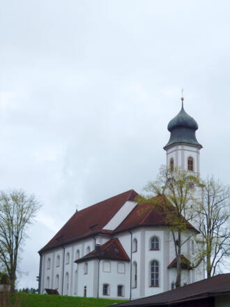 Die auf einem Hügel gelegene Lechbrucker Pfarrkirche Mariä Heimsuchung thront hoch über dem Ort.