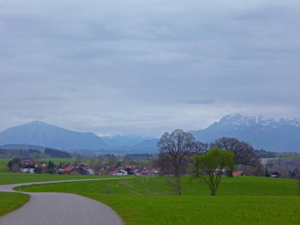 Die panoramareiche Strecke von Berg nach Huglfing führt direkt auf die Berge zu.