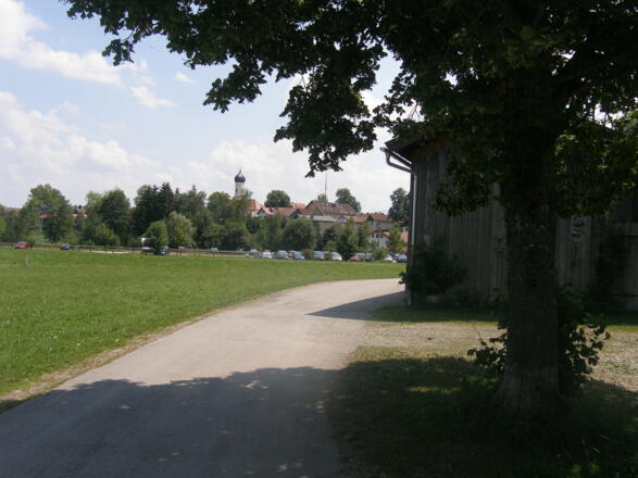 Diesen schönen Blick auf Iffeldorf erleben wir wenige Meter nach unserem Start. 