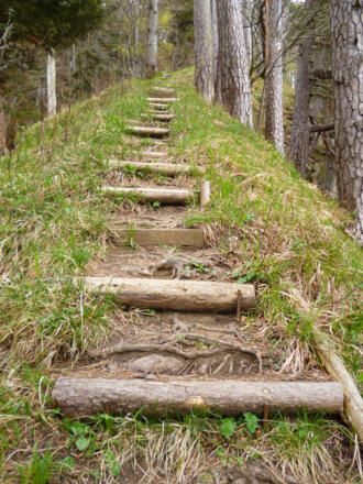 Unzählige Treppen gilt es auf dem Weg in Richtung Schnalz-Gipfel zu überwinden.