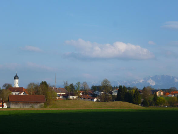 Begleitet von einem grandiosen Blick auf Iffeldorf und die Alpenkette geht es zurück zum Ausgangspunkt.