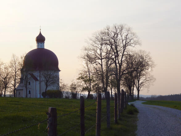 Schon bald nachdem der Weg aus dem Wald herausführt, wird die Heuwinklkapelle sichtbar.