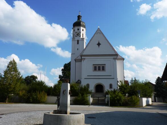 Kirche und Dorfbrunnen in Emmersdorf