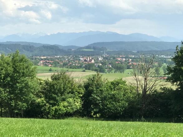 Altenstadt mit den oberbayerischen Alpen im Hintergrund