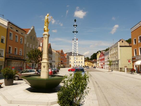 Marktplatz mit Marienbrunnen in Tann