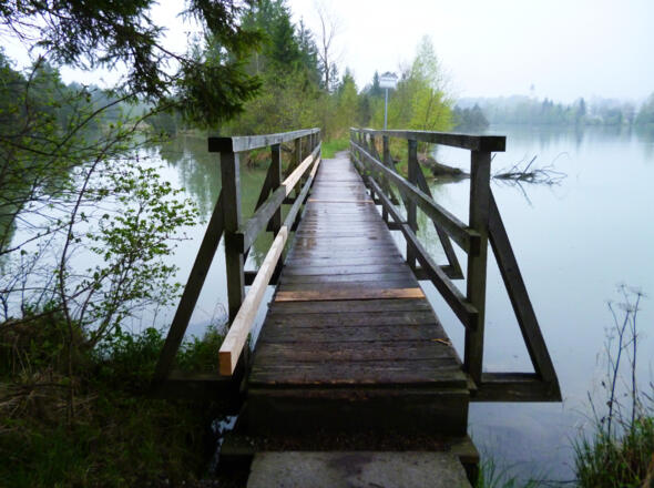 Brücke über einen Seitenarm des Lechstausees - im Hintergrund erkennt man bereits den Turm der Lechbrucker Pfarrkirche.