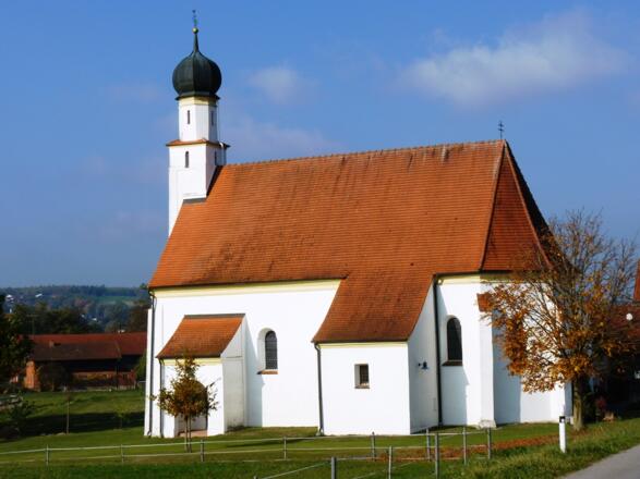 Blick auf die Kirche St. Nikolaus in Untergrasensee