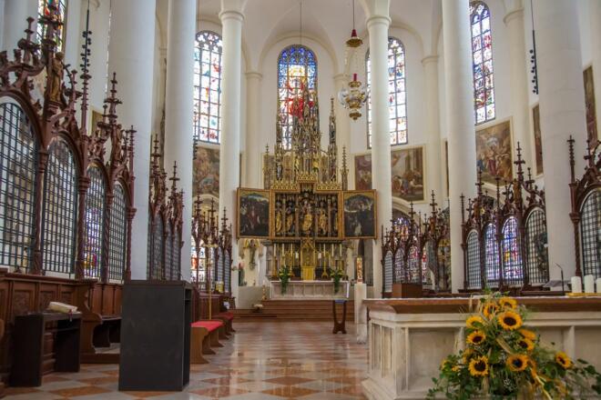 Innenansicht der Kirche St. Peter in Straubing