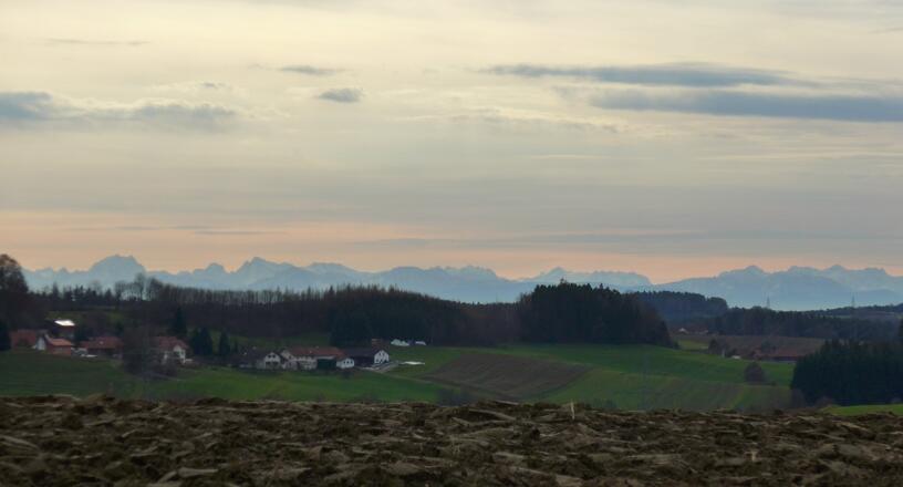 Bei Hempelsberg, Alpenkette von Watzmann und Hochkalter über Leoganger- und Loferer Steinberge bis zu den Chiemgauer Alpen