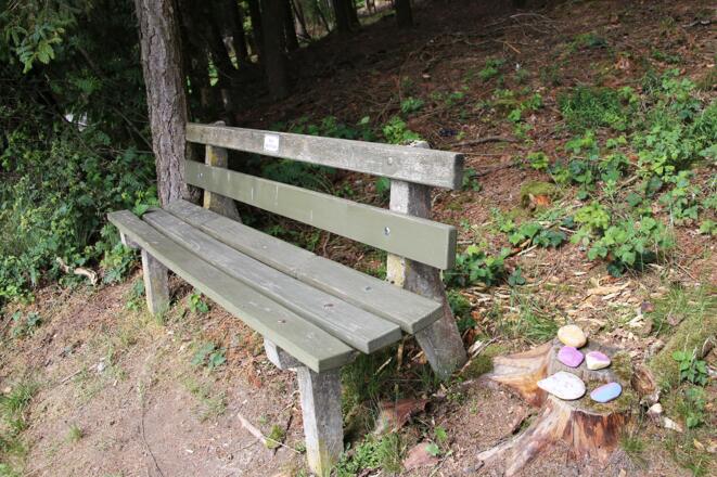 Eine Bank lädt zur Rast ein