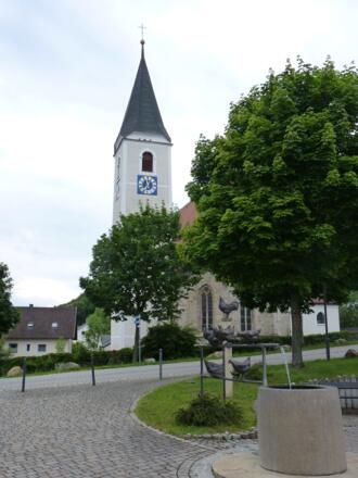 Kirche mit Dorfbrunnen