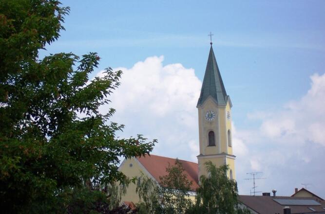 Blick auf die Pfarrkirche Johannes der Täufer in Mitterskirchen