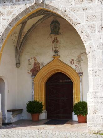 Eingangsportal der Pfarrkirche St. Mauritius in Münchham