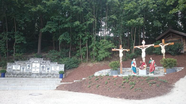 Kriegerdenkmal und Kreuzigungsgruppe an der Schlossberggasse