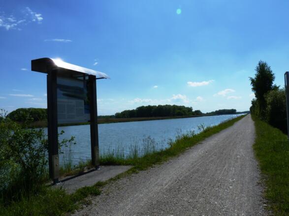 Auf dem Damm bei Ering