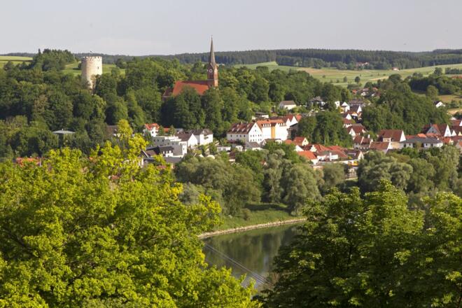 Blick auf den Kurort Bad Abbach mit Heinrichsturm und Kirche St. Nikolaus