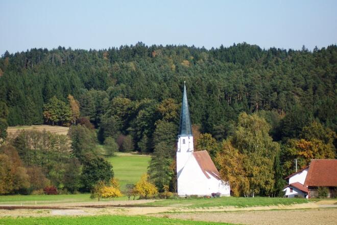 Blick auf die Wallfahrtskirche St. Leonhard in Gambach