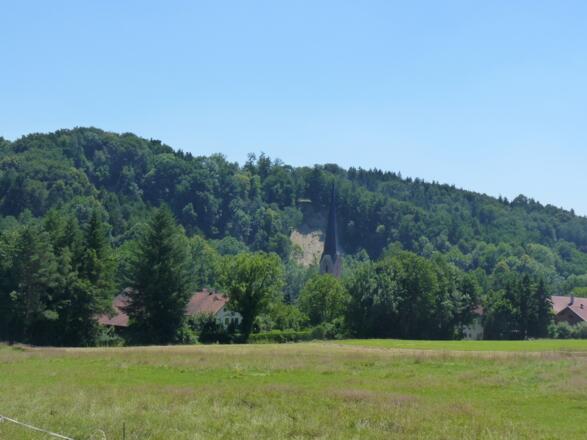 Blick auf die Kirche in Lahnhofen