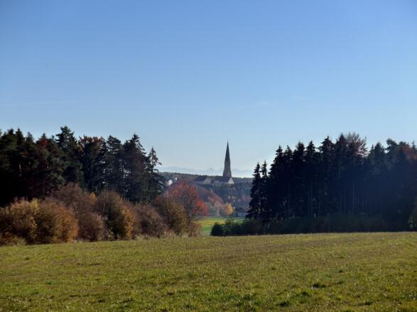 Durchblick bei Haus zur Wallfahrtskirche St. Ägidius in Schildthurn 