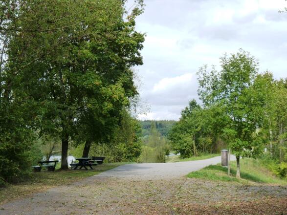 Auf dem Damm am Rottauensee