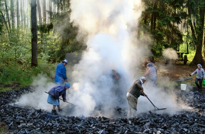 Der Kohlemeiler wird geöffnet