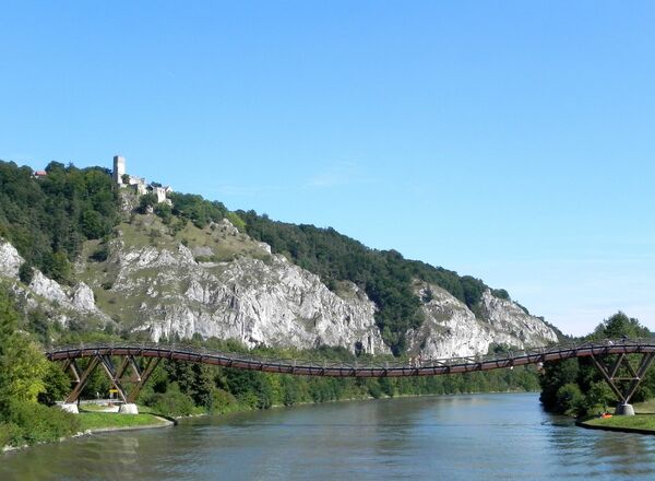 Burgruine Randeck und Holzbrücke Tatzlwurm in Essing im Altmühltal