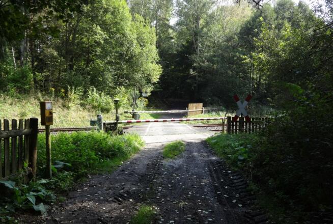 beschrankter Bahnübergang für Wanderer