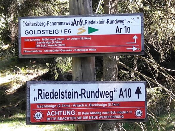 Rundwanderschilder am Fuß des Großen Riedelstein
