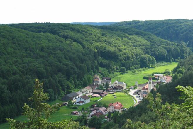 Blick vom Rosskopfsteig auf Altmühlmünster, einem Ortsteil von Riedenburg im Altmühltal