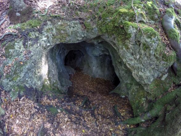Das absturzgefährliche Windloch bei Neukirchen