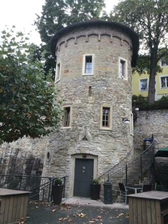 Schleifenroute - Schweinfurt Turm der alten Stadtmauer mit einem kleinen Weinlokal