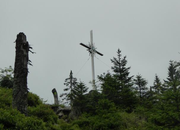 Blick auf das Gipfelkreuz Schwarzeck