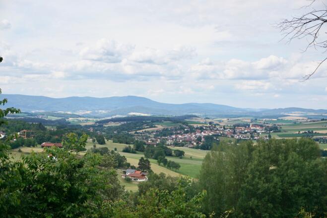 Blick auf Neukirchen bei Hl. Blut und Cerkov (Schwarzkopf)