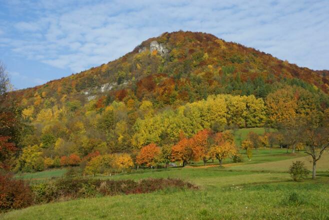 Die benachbarte und gleichnamige Felswand des Hohlen Fels
